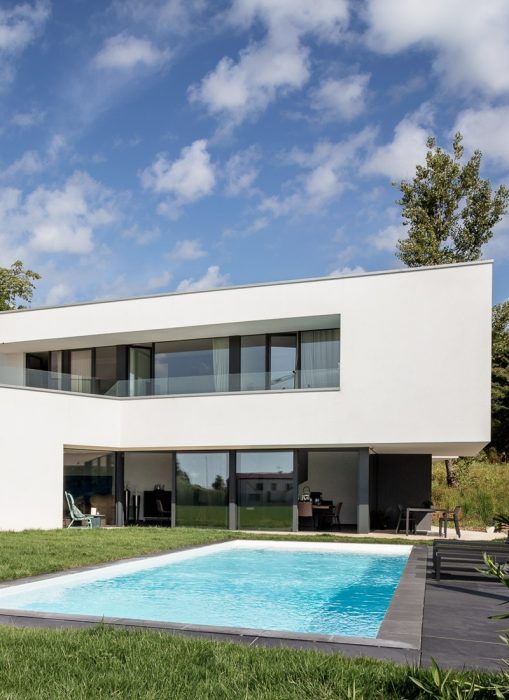 casa in acciaio moderna con piscina