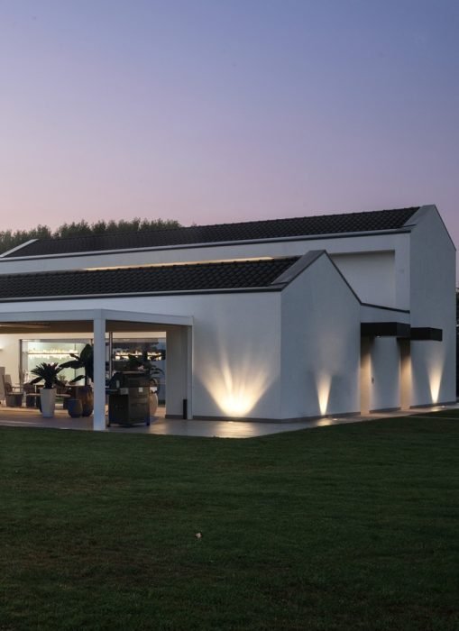 villa con piscina e acciaio