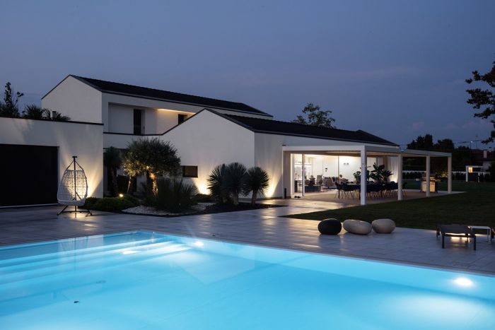 villa con piscina in acciaio
