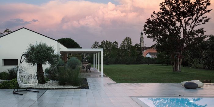 villa con piscina in acciaio esterno