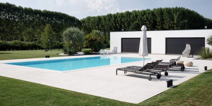 villa con piscina in acciaio sagomato a freddo