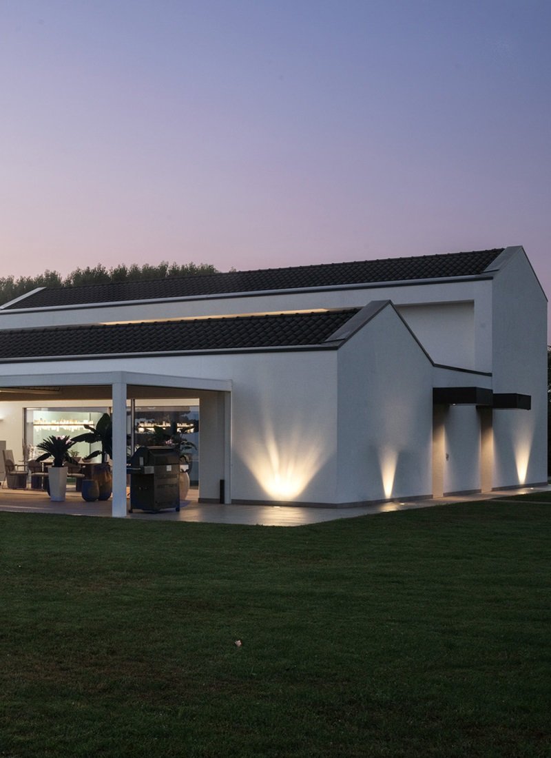 villa con piscina e acciaio